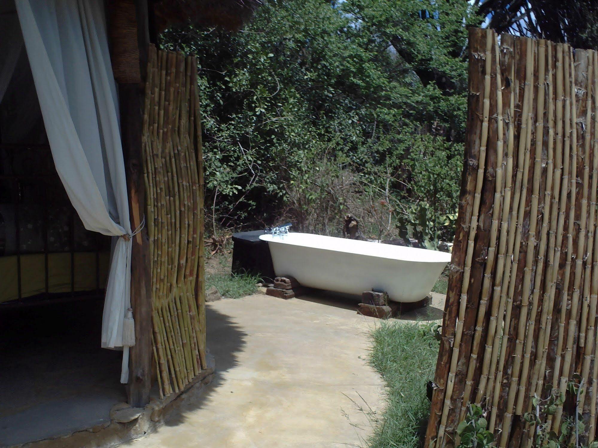 Mbweha Camp Hotel Elmenteita Eksteriør billede